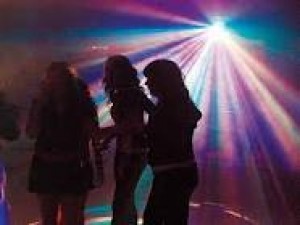 Leonardo  Turismo en Chile en Santiago |  Amplificaci&ograve;n  iluminaci&ograve;n dj para fiestas y eventos se ofrece , Fono  5161429 arriendo flipper ,video  juegos taca taca ,ping pong etc 