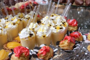 oliver Turismo en Chile en Santiago |  Banqueteria completa desde 13.500 por persona black and lemon, Banqueteros, banqueteria, eventos, graduaciones, bautizos