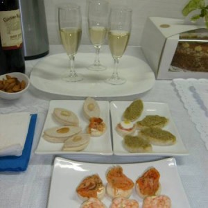 sergui&ntilde;o Turismo en Chile en &Ntilde;u&ntilde;oa |  Servicio de banqueteria cebiche canapes brochetas empanaditas, Empanaditas felices fiestas brochetas minisopaipillas