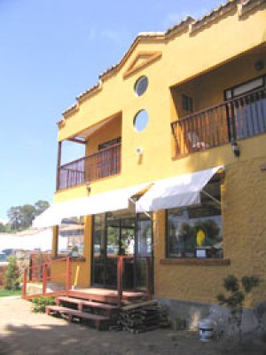  Turismo en Chile en Algarrobo |  Medio Mundo Restaurante & Hotel  Respire profundo y deje brotar sus sentidos�es , Ubicados a orillas del mar, hemos recuperado una vieja casona en el sector patri