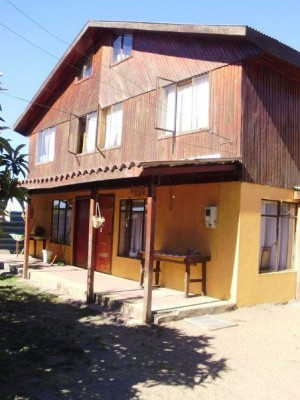 Gabriela Anuncios gratis en Quillón |  En Quillón arriendo 2 amplias casas pareadas equipadas para 12 personas, a  2 cuadras de Laguna, además,quincho,estacionamiento,y juegos para niños.